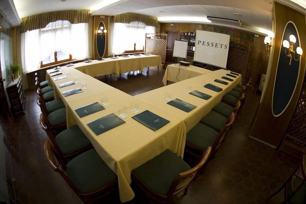 Hotel Restaurant Pessets & Spa Sort Eksteriør billede